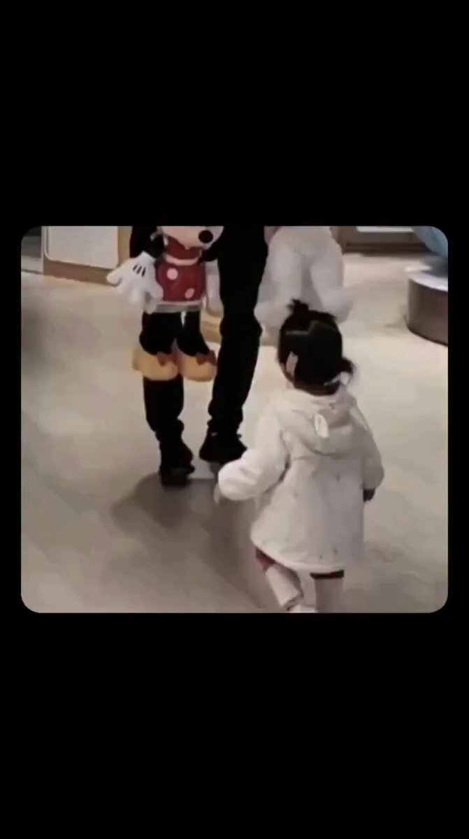 La niñita no quiere regalos, lo que quiere es abrazar a su papá. Adorable.