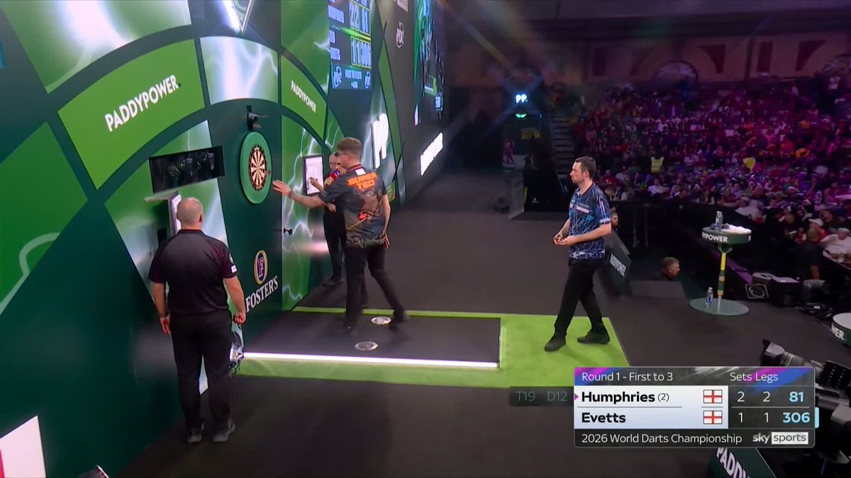 COMFORTABLE FOR HUMPHRIES! Ted Evetts had his moments but Luke Humphries had two much as the world number two races into Round Two. 📺 #WCDarts | R1