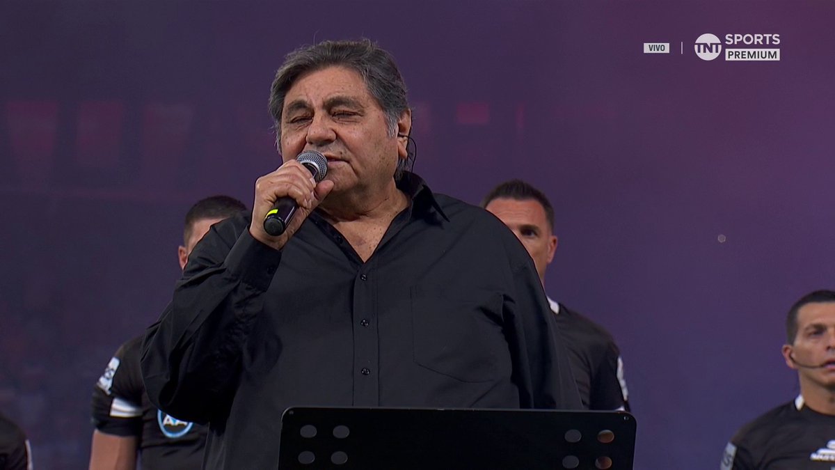 Chiqui Tapia puso a un borracho a cantar el himno nacional Argentino.