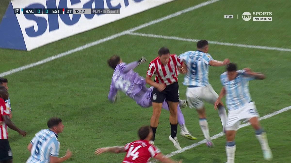 Che, ¿esto no es nada? Carrillo ya estaba amonestado. Mamita, Ramírez... 🤬