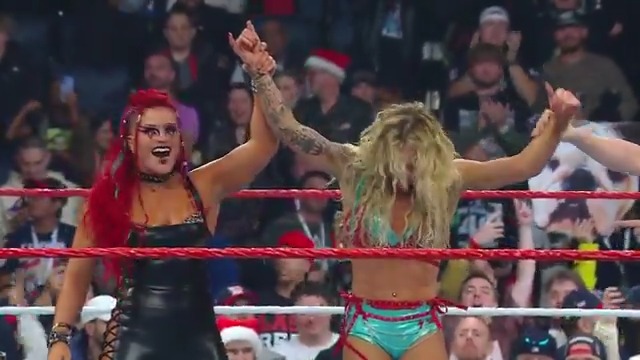 WHAT. A. FINISH. SOL RUCA GETS THE WIN OVER BAYLEY! 🤯