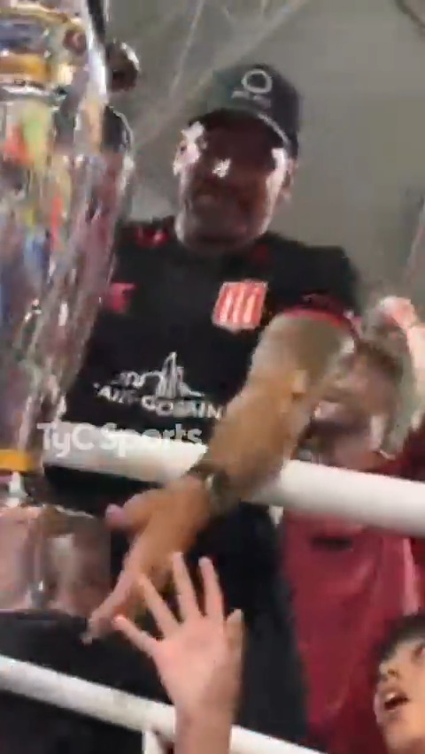 ¡VERÓN Y EL TROFEO! Santiago Ascacibar se acercó a la tribuna para entregarle la copa a la Brujita.