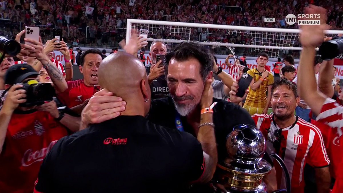 🇦🇷🏆 El abrazo entre Eduardo Domínguez y Juan Sebastián Verón tras la consagración de Estudiantes.