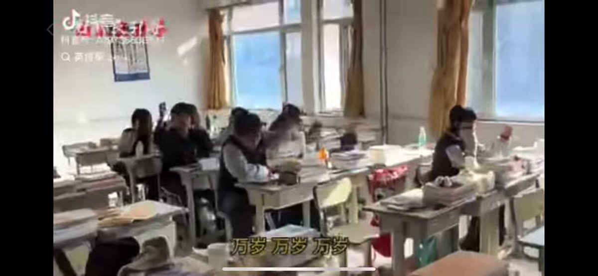 現在衝塔的清醒中國人越來越多了！ 他們在懷念什麼？ 他們在暗示什麼？ 希望他們一直平安～