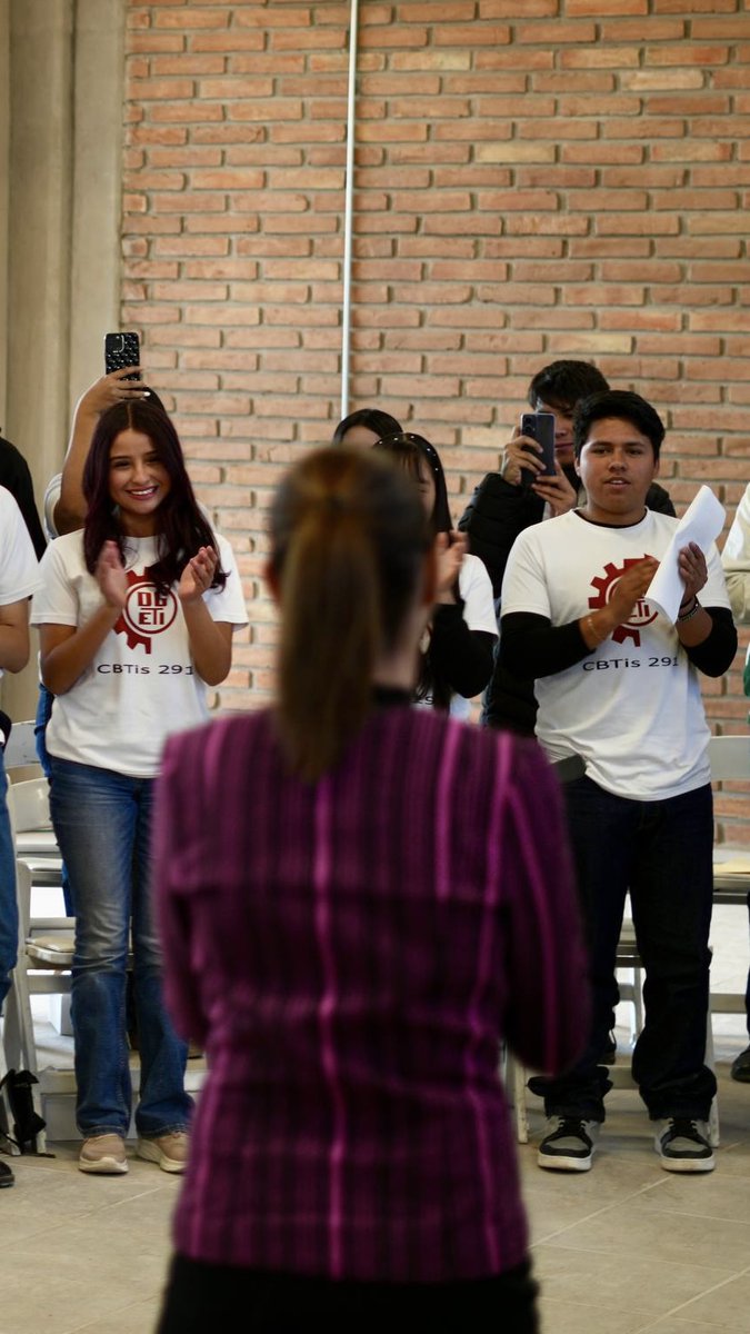 Estamos construyendo más preparatorias que queden cerca de la casa. Hoy en Ciudad Juárez, Chihuahua, platicamos con jóvenes que estudian en el nuevo CBTIS; estrenarán plantel en febrero.