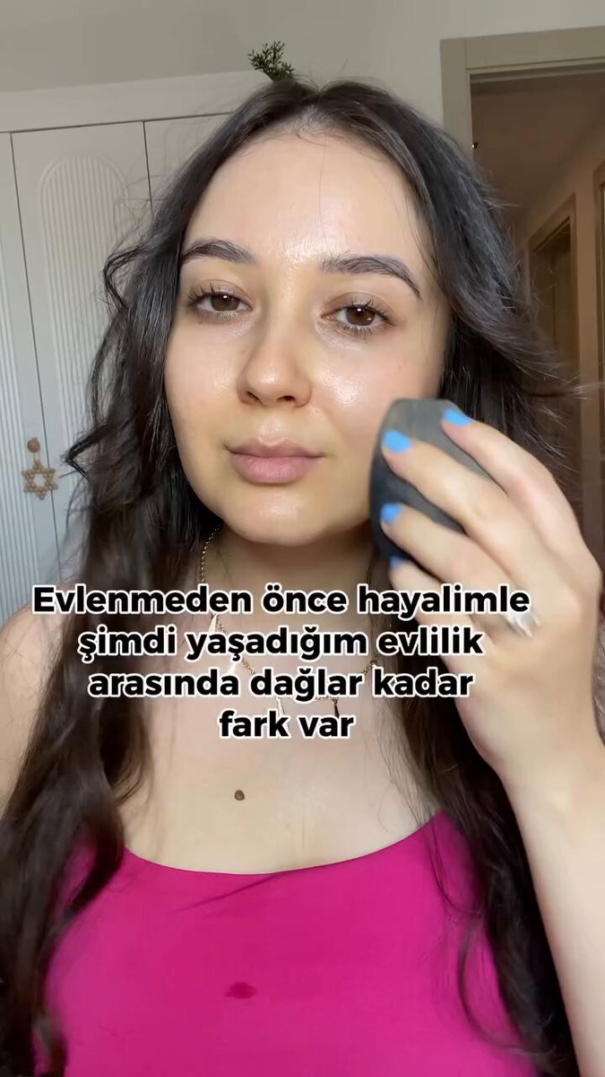 Hayal ettiği evlilikle yaşadığı evlilik arasındaki dağlar kadar farkı anlatan kadın: “Romantik kahvaltılar, uzun sohbetler, akşamları film geceleri, birbirimize sürprizler hayal ederken şimdi eşim sabahları uyuyor. Ben de bebeğimizi uyutmaya çalışıyorum. Kahvaltı masasında sohbet yerine ‘Biberonu hazırladın mı? Bez değiştirdin mi? Mama bitti mi?’ gibi konuşmalar yapıyoruz. Film izlemek için oturduğumuzda filmin 5. dakikasında eşim horlamaya başlıyor. Ben de reels kaydırıp kendi kendime gülüyorum. Ama yine de bütün bu yorgunluğun arasında en saçma, en komik hallerimde yanımda yine o var. Evlilikte aslında beraber saçmaladığın, güldüğün, hatta kavga ettikten 5 dakika sonra barıştığın anlar kıymetliymiş. Evlilik, doğru insan yanındaysa dünyanın en güzel şeyi oluyor.”
