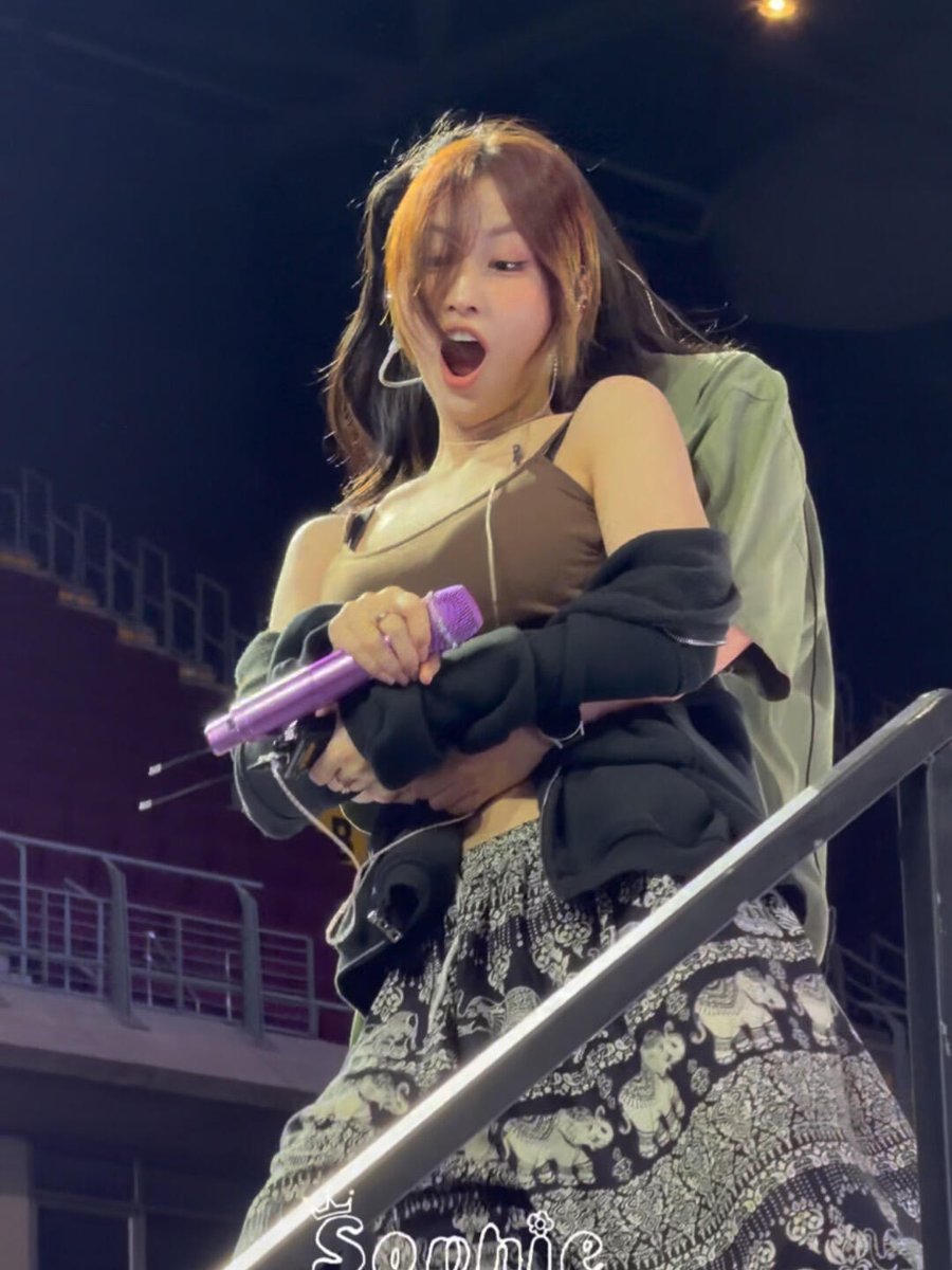 Momo letting Jeongyeon pull her across the stage 😭