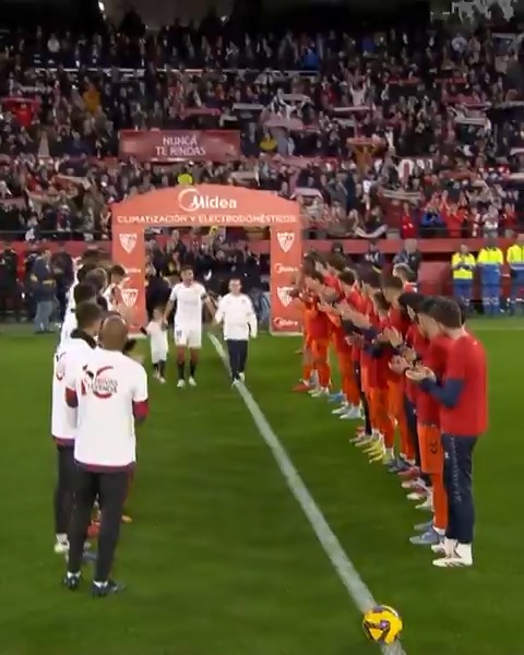 𝗟𝗘𝗬𝗘𝗡𝗗𝗔 del Sevilla Fútbol Club y de #LALIGAEASPORTS.❤️ Se cumple un año del último partido de Jesús Navas en el Sánchez-Pizjuán. TalDíaComoHoy | LALIGAHistory