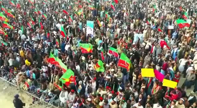 وزیراعلی صاحب نوجوان آپ کی طرف دیکھ رہے ہیں آپ تحریک لیڈ کرین ملک بھر کے عوام آپ کے پیچھے چلیں گے۔پاکستان کا نوجوان عمران خان کی رہائی چاہتا ہے، میں مقتدر حلقوں کو بتا دوں اگر سہیل آفریدی درمیان سے ہٹ گیا تو اس عوام کو تم کنٹرول نہیں کر پاؤ گے۔ پریس کانفرنس کرنے والے کو کہتا ہوں تیری پریس کانفرنس کی ایسی کی تیسی آو دیکھو آج کوہاٹ کے عوام نے تیری پریس کانفرنس پر رندہ پھیر دیا ہے۔ شفیع جان