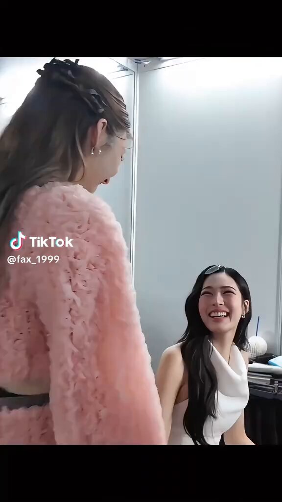 พอตัดขยี้แล้ว ป้าอยากทราบเสียงในหัวดารามากก “ ความคิดแรก ” ที่ดาราพูดถึงมันเป็นประมาณไหนคะลูก สีหน้า แววตา อาการดาราคือออกมาก คำตอบในหัวดาราคือแบบไหนน้อออ จนได้คำตอบว่าเป็น “ มาร์ชเมลโล่ว ” ก็คือเปนเด่กเร้กน่ารักที่สุดในใจพี่มากมากอะะ 55555555