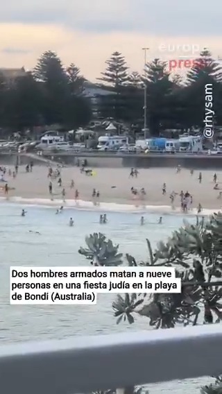 🔴 Las imágenes del ataque terrorista a una fiesta judía en una playa de Sídney (Australia) que deja al menos 11 muertos y 29 heridos. La Policía confirma dos atacantes neutralizados: uno está muerto y el otro, en estado crítico