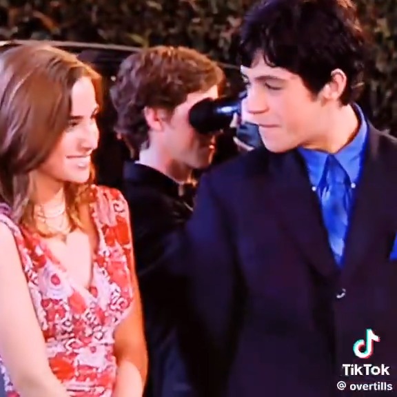 sinto que não falamos o suficiente sobre josh e mindy. eles serviram um enemies to lovers perfeito!