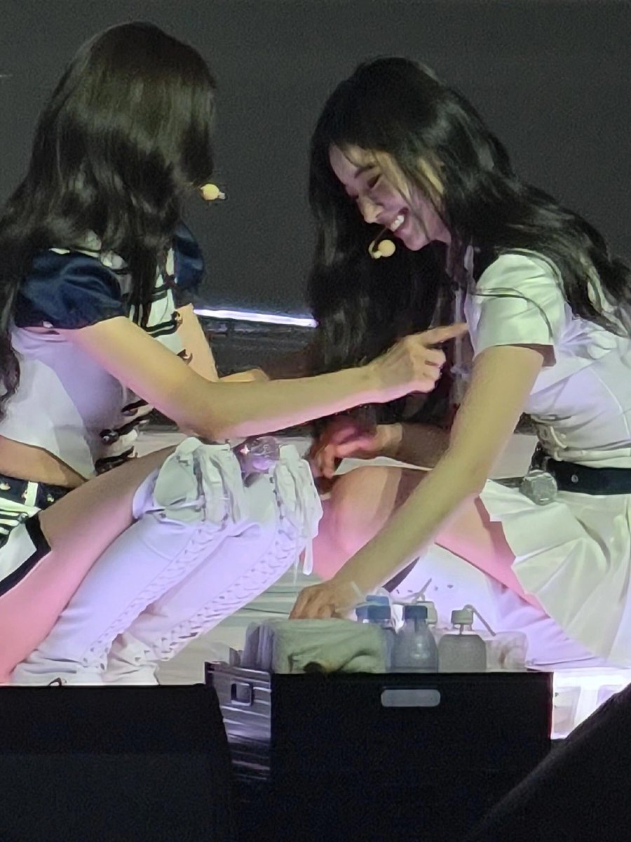 Sana flirting with Dahyun 🥺