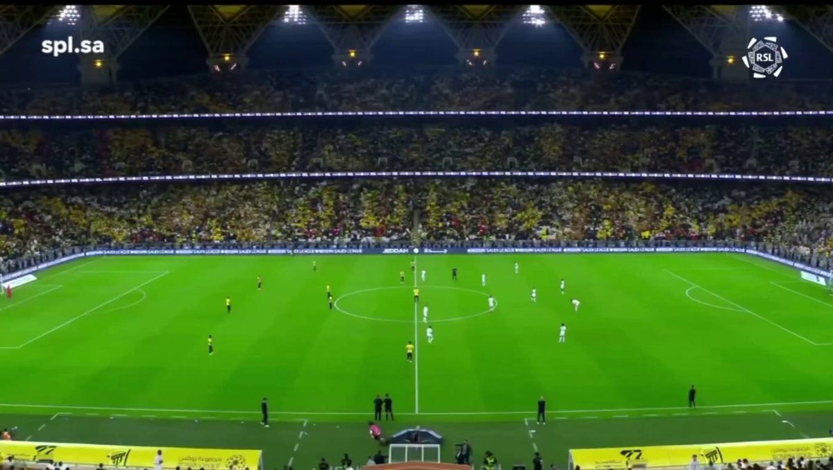 من الذاكرة : عندما رفض حكم مباراة الاتحاد والنصر أن يعلن بداية المباراة حتى يهدأ جمهور الاتحاد ما اشجع الاتحاد وما اتابع الروشن بس الحق يقال جمهور عظيم