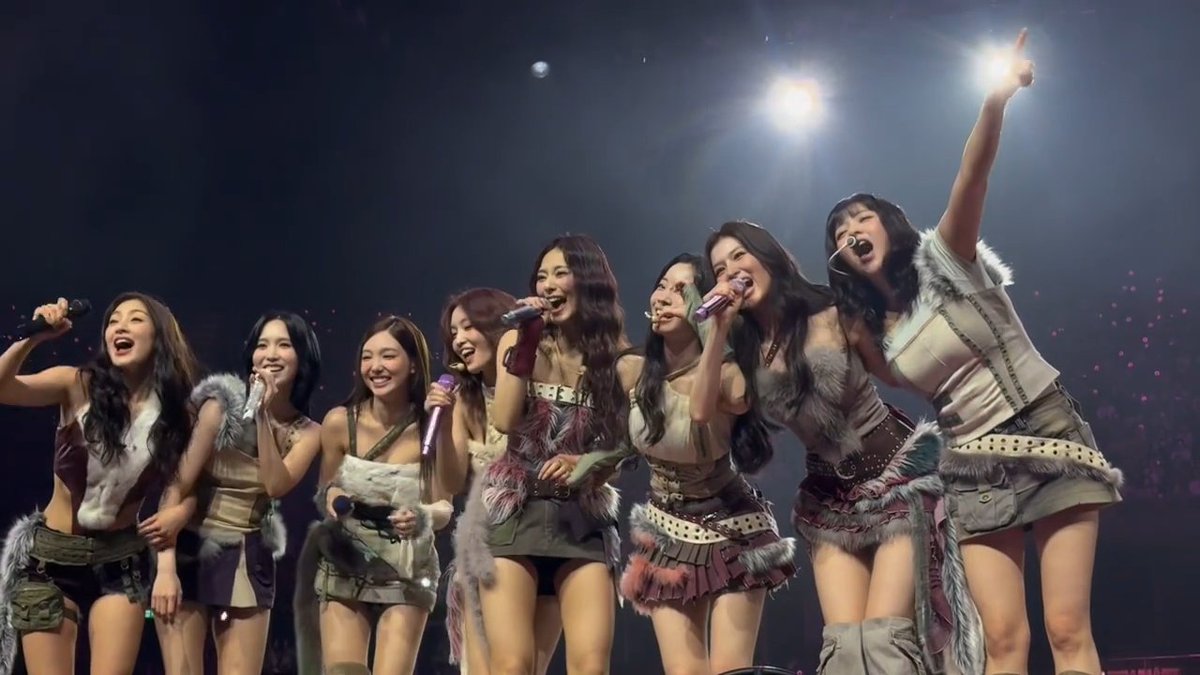 TWICE ALL DOING THE WHAT IS LOVE BRIDGE TOGETHER BECAUSE IT'S THE LAST CONCERT OF THE YEAR 🥹🍓
