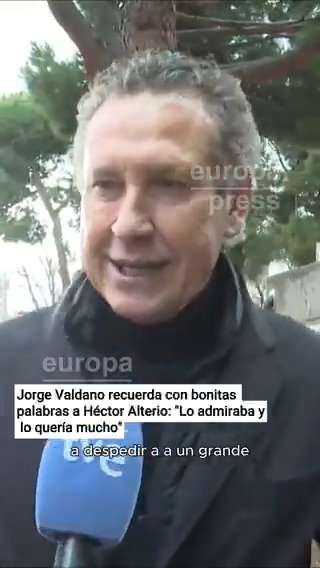 El exfutbolista Jorge Valdano recuerda a Héctor Alterio a su llegada al tanatorio: "Un ejemplo inmenso. Llegamos a España en el mismo año y era un ejemplo. Lo admiraba mucho"