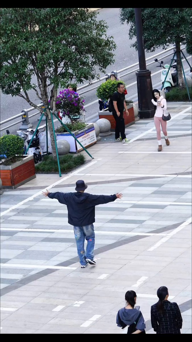 😅瑜伽裤 居然 还伸开 双臂了 别以为 瑜伽裤 好看 你就可以乱来
