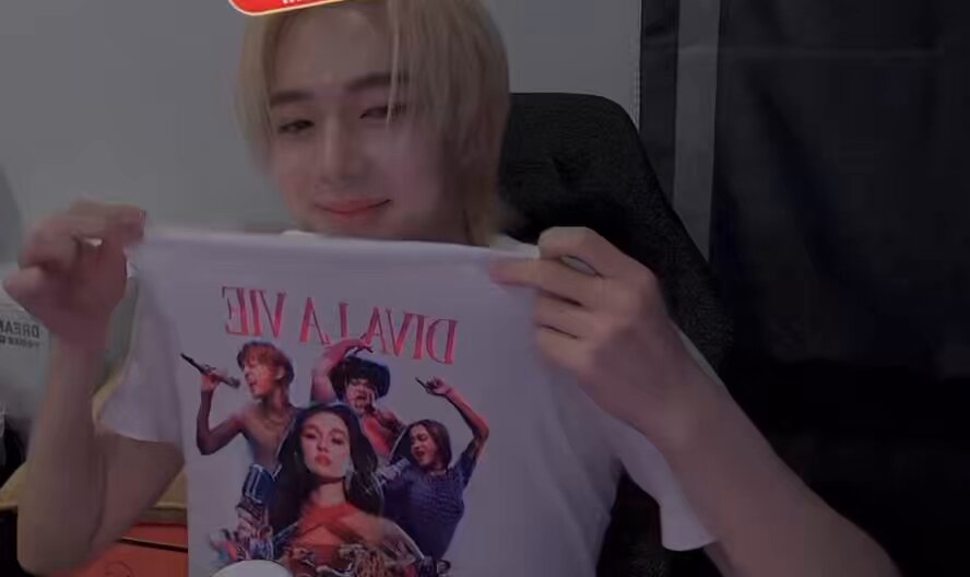 น้องนิวกลับมาจากทำงานแล้วก็มาไลฟ์สตรีมเกมในแอพดำเรย ก่อนจะเล่นเกมก็แวะขายหนังดีว่าราวีด้วย น่ารักทิ้สุดดดด 🐱💘