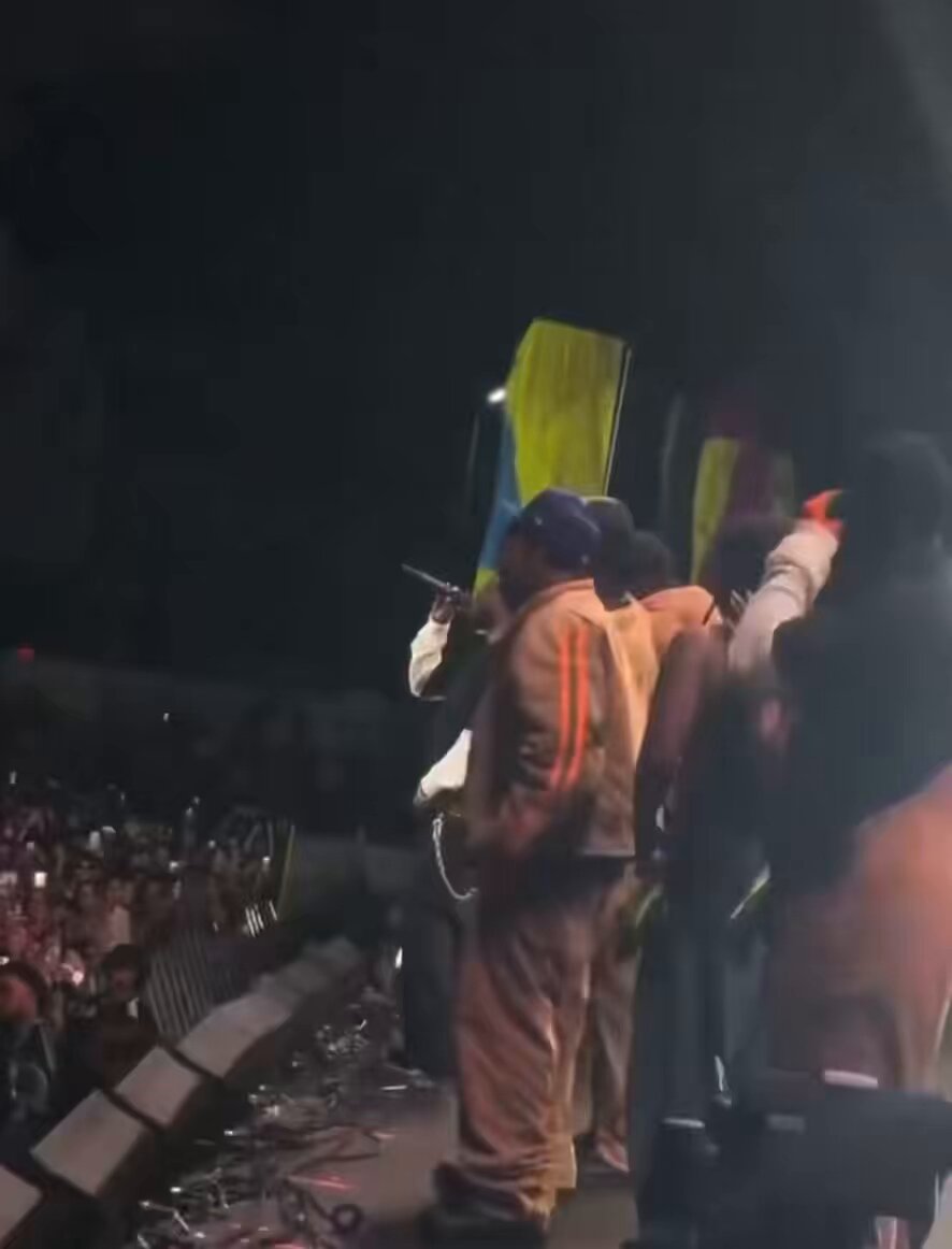Kendrick Lamar leaves the stage for the final time in 2025 but he shows love to his dancers, the production and pgLang first. 🫶🏾