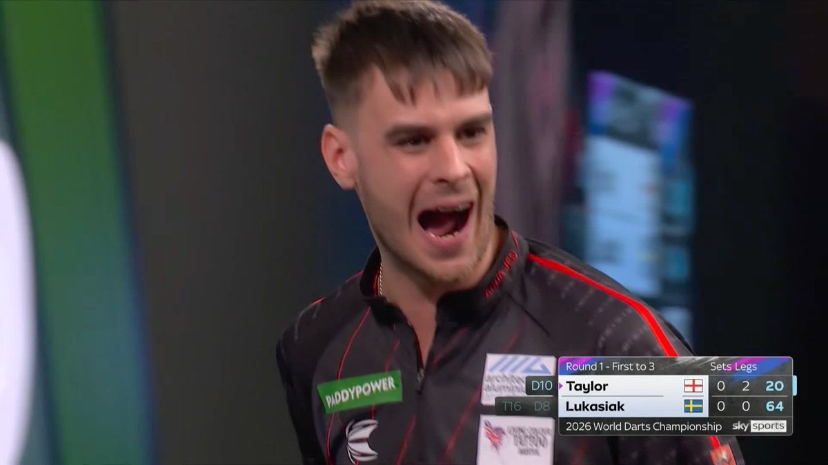TAYLOR TAKES THE INITIATIVE! Dom Taylor capitalises on Oskar Lukasiak busting his score to take the opening set in straight legs and lead 1-0! 📺 #WCDarts | R1