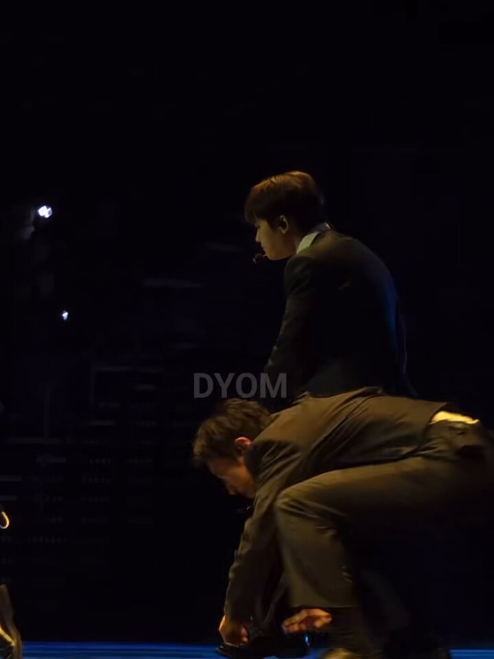 으르렁 허리춤 본 교관은 감동했다