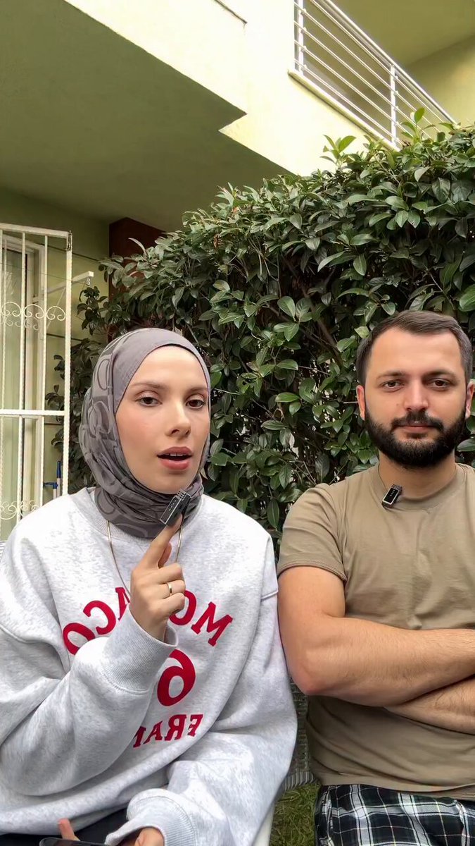 Bir çift, birbirine ‘10/10 ama….’ sorularını sordu: • 10/10 ama hiç yemek yapmıyor. + “3.” • 10/10 ama hesabı yarı yarıya ödüyor. - “1.” - ⁠10/10 ama ailesine aşırı bağlı. + “10. Sorun değil.” • 10/10 ama yeni telefon alıp sana eskisini veriyor. - “5. Yenisini bana verse daha iyi olurdu.” • 10/10 ama çocuk istemiyor. + “5. Ola da bilir olmaya da bilir.” • 10/10 ama hiç çiçek almıyor. - “Berbat, direkt 1’e düştü. Çiçek mutlu eder, alın.”