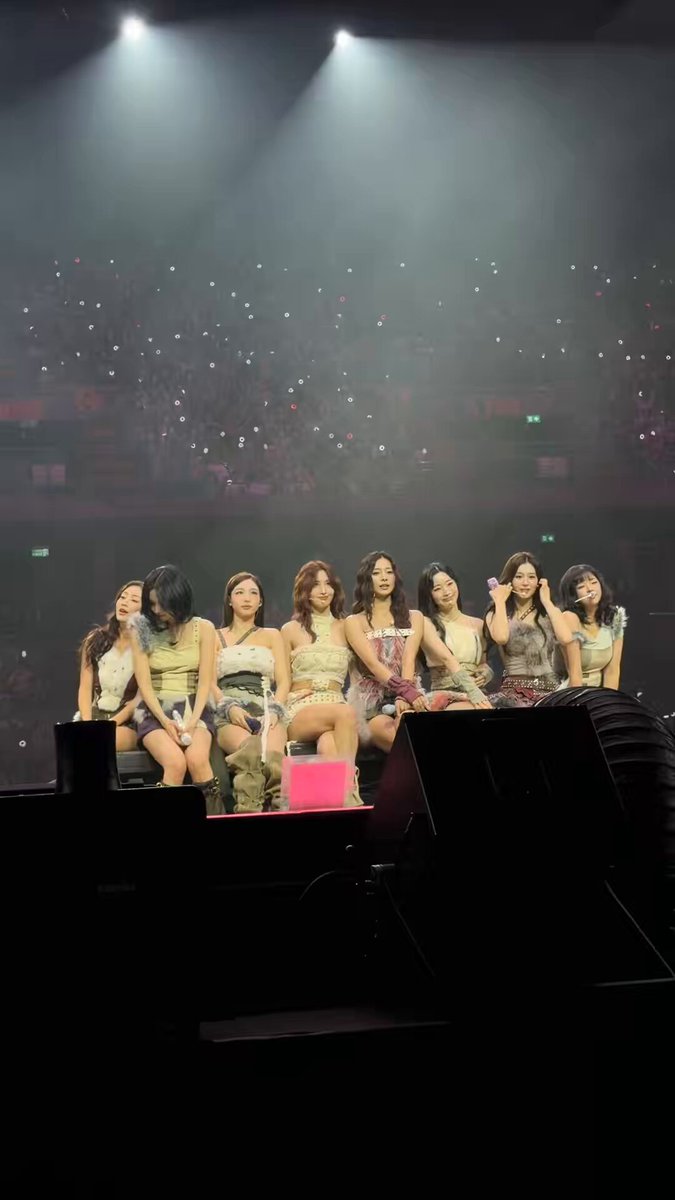 ท่อนบริดจ์ What is Love? วันนี้กุให้เลย สติหลุดมากกก นึกว่าจีฮโยจะลากมาคนเดียว ชีลากมาหมดเลย สติกุหลุดแบบสุดๆ ทไว้มันสวยหันมากกก มันสวยขนาดนี้กันได้ไงวะ 😭😭 #TWICE_THISISFOR_WORLD_TOUR_BANGKOK