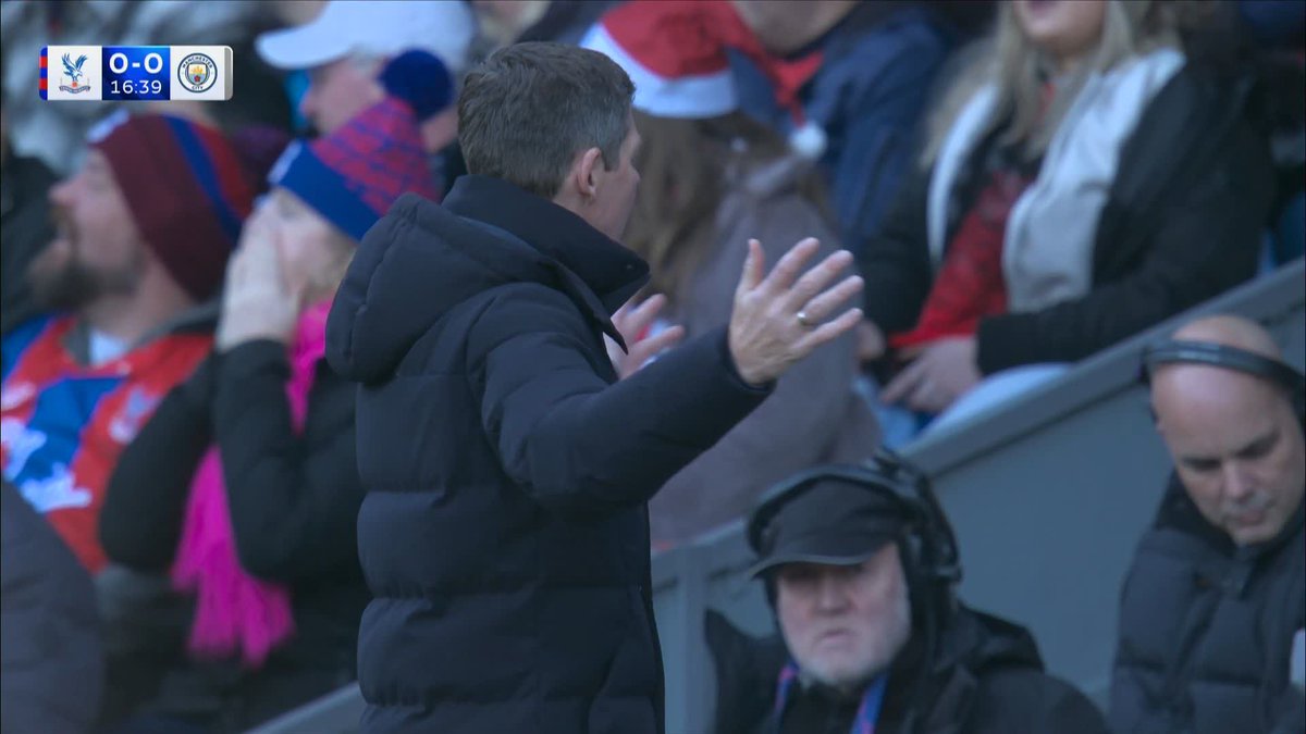 OFF THE BAR! Yéremy Pino comes close to giving Crystal Palace the lead against Manchester City 🤏