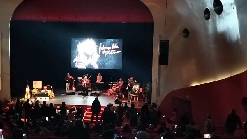 Emocionantísima intervención del poeta Manolo Chinato (Ama y ensancha el alma) en el homenaje de hoy a Robe en Plasencia 😩😩😩