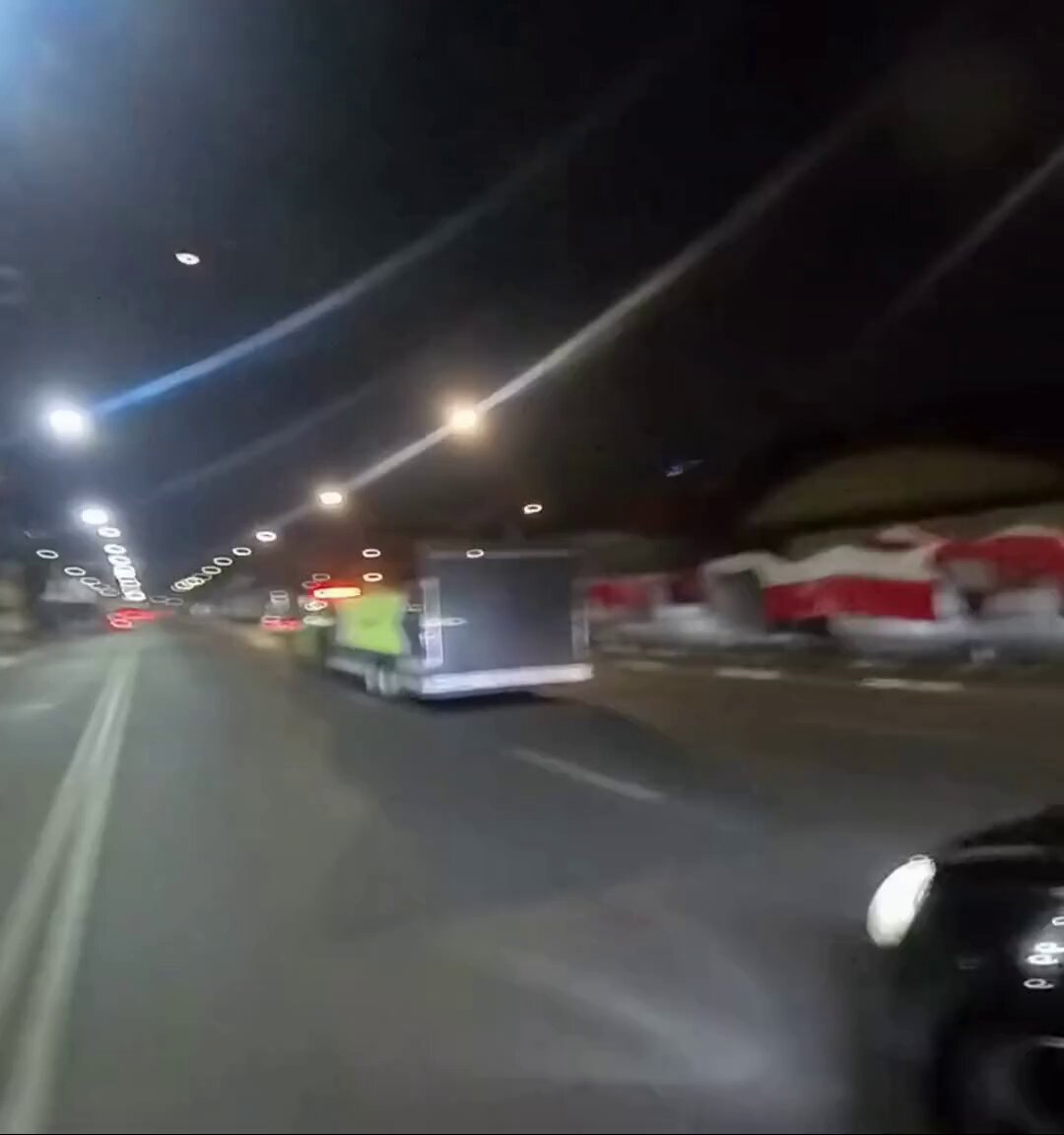 Por andar mensajeando con el celular