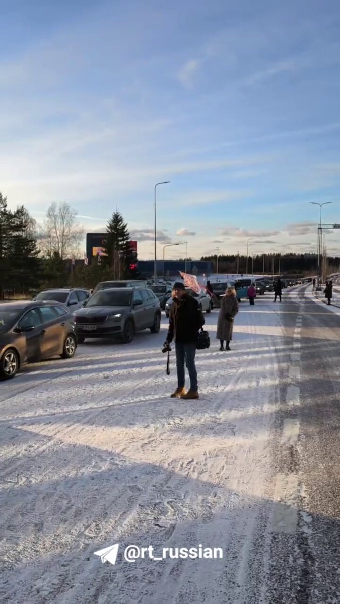 🇫🇮🇷🇺 More than 150 cars of both Finns and Russian-speaking residents from various Finnish cities traveled to Finland-Russia border to protest against its closure Previously, a professor at the University of Helsinki called for opening the border with Russia to save Finnish economy