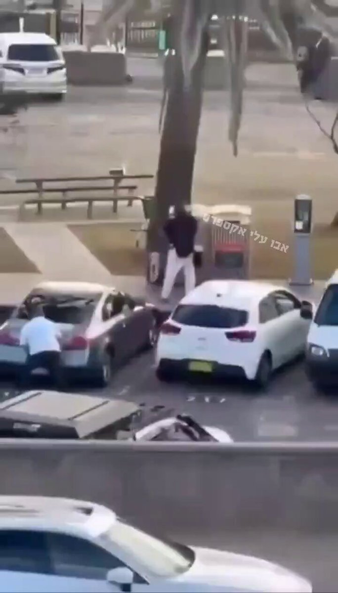 El héroe de Sídney también fue lo suficientemente inteligente como para dejar el arma y levantar la mano para que los policías no dispararan erróneamente contra él.