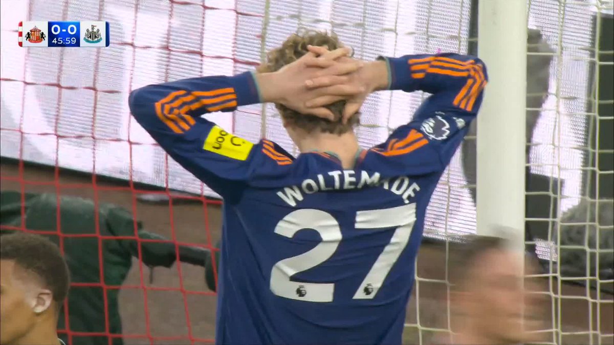The Stadium of Light is rocking in the derby... because Nick Woltemade has just headed into his own net! 🤯