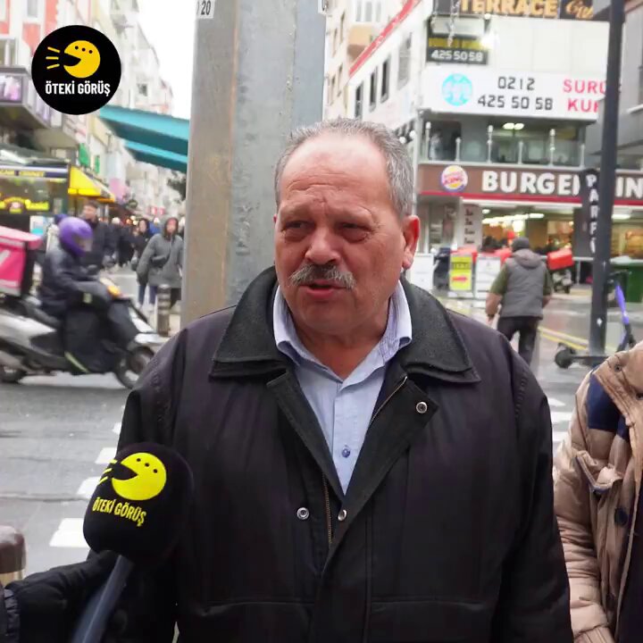 Sokak röportajında mikrofona konuşan emekli bir vatandaş: ''Şu anda kirayı dahi ödeyemiyorum iki tane yetim torunum var, gelirimiz 20 Bin TL kiramız da 17 Bin TL 3 Bin TL kalıyor. Ekmeği veresiye alıyoruz, yemekliği veresiye alıyoruz. kim yardım ederse onlardan yardım alıyoruz. 🔗Öteki Görüş