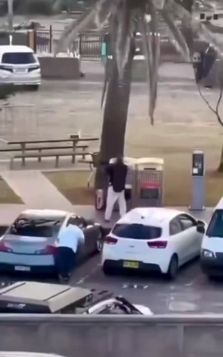 Um verdadeiro herói na praia de Bondi, em Sydney. Este homem salvou vidas.
