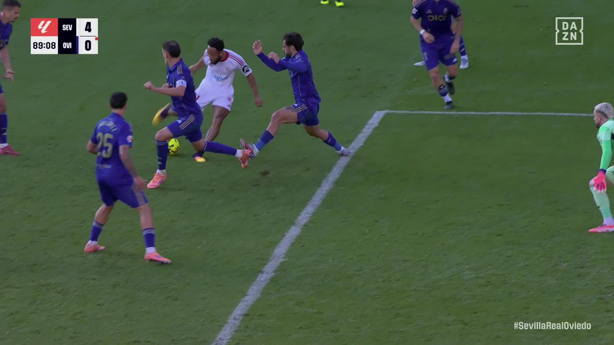 COMO SI ESTUVIERA JUGANDO A LA PLAY 🎮 El golazo de Ejuke para cerrar la victoria del Sevilla ante el Oviedo 😱 #LALIGAenDAZN ⚽️