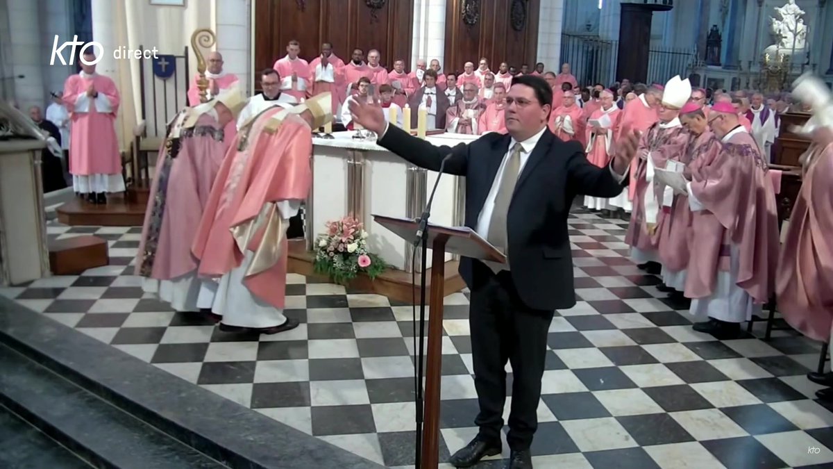 🔴 Mgr Renauld de Dinechin prend possession de sa cathèdre en la cathédrale Notre-Dame de l'Assomption à #Luçon, pendant que la chorale entonne « Laudate Dominum ». La #Vendée a un nouvel évêque ! 👉 Messe à suivre en direct sur