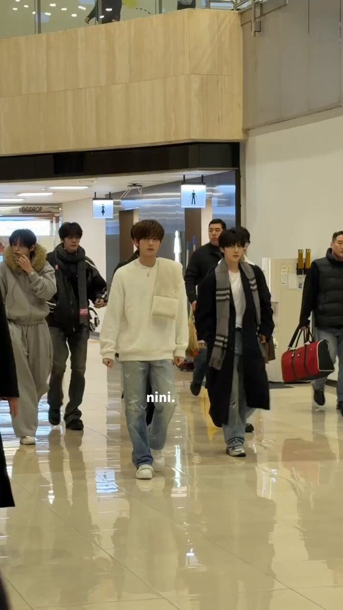 OP posted that JEBEIVE flew together to MUSICBANK JAPAN, han yujin &amp; leeseo were twinning, omg my twins 🥹🤍