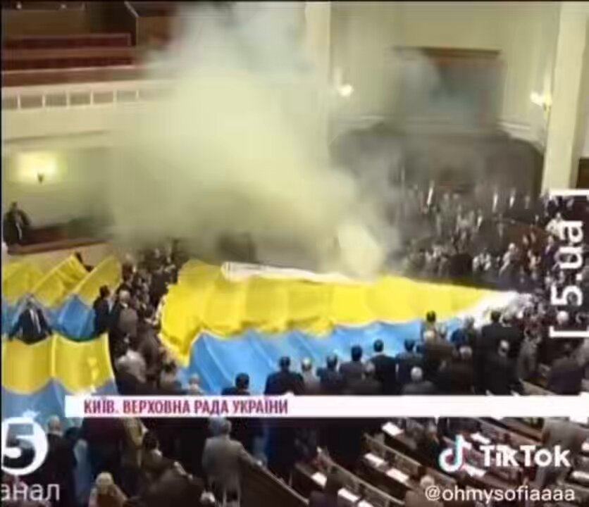 🚨 غير عادي أوكرانيا 🇺🇦 : البرلمان الأوكراني تحول إلى حلبة مصارعة بين النواب، كلاً منهم يريد سلطة ونفوذ أكبر متهمين بعض بالفساد.