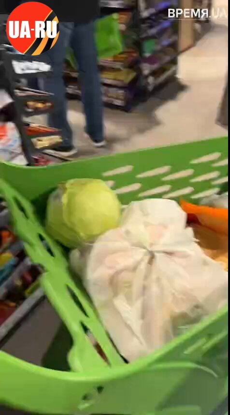⚡️Молодые украинцы попытались расплатиться за продукты в супермаркете «тысячей Зеленского», однако выяснилось, что сертификат принимают только на товары украинского производства! Обычная капуста,оказалась импортной! Потужно!даже тут обманула зеленая гнида..😄🤦‍♀️