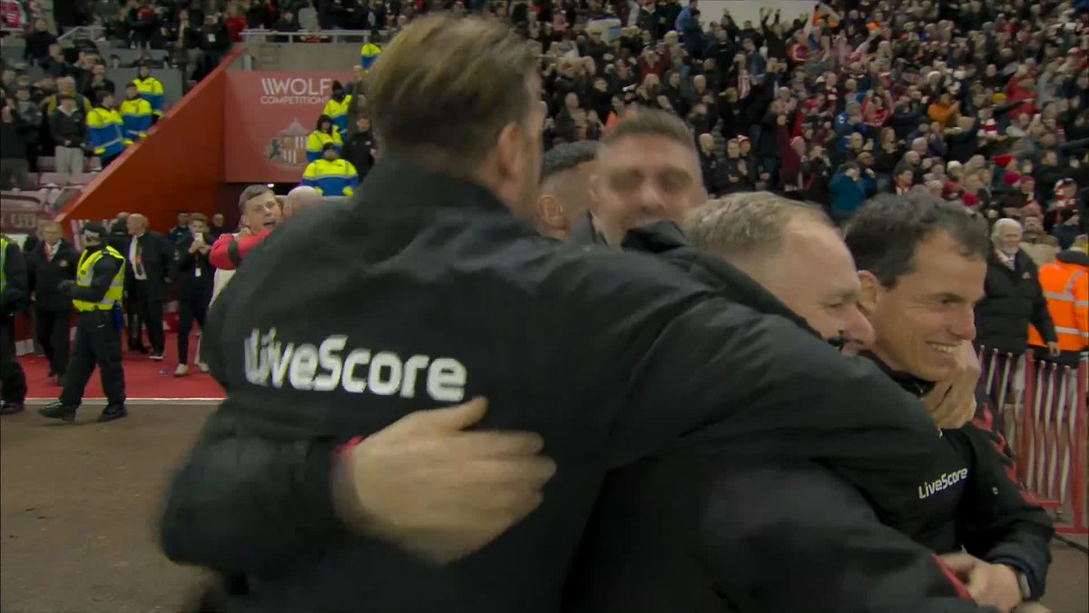 "Look at the faces, feel what it means, understand the enormity!" 🎙️ Sunderland have won the derby!