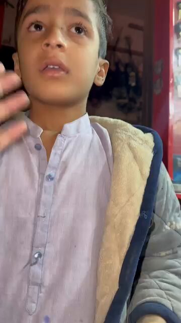 معصوم سا فرشتہ اتنی سرد ٹھنڈی راتوں کو اتنا وزنی کولر اٹھا کر انڈے بیچ کر سارے پیسے اپنی امی کو دیتا ہے بچے کی مدد کرنے پر جب یہ رویا تو اسمان بھی رویا ہوگا خدارا ان لوگوں کی مدد کردیا کریں۔