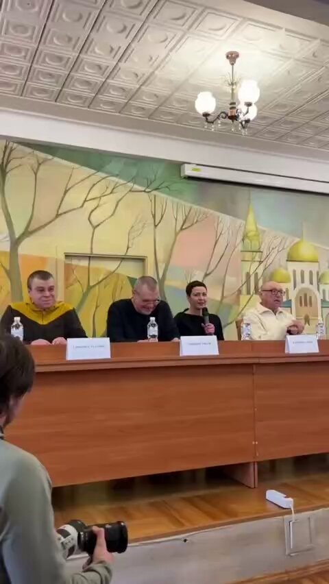 В первом выступлении после освобождения Мария Колесникова поблагодарила Лукашенко, Трампа и Зеленского «Я говорю спасибо Александру Григорьевичу за то, что он сделал возможным освобождение людей, наше освобождение. И я буду приветствовать все дальнейшие шаги в этом направлении», — заявила Колесникова. Также она поблагодарила администрацию Дональда Трампа за дипломатические усилия по освобождению политзаключённых и Владимира Зеленского за то, что он принял их в своей стране. Вместе с Марией Колесниковой Лукашенко в обмен на снятие санкций с Белкалия освободил лауреата Нобелевской премии мира Алеся Беляцкого и бывшего кандидата в президенты Виктора Бабарико и ещё 120 человек.