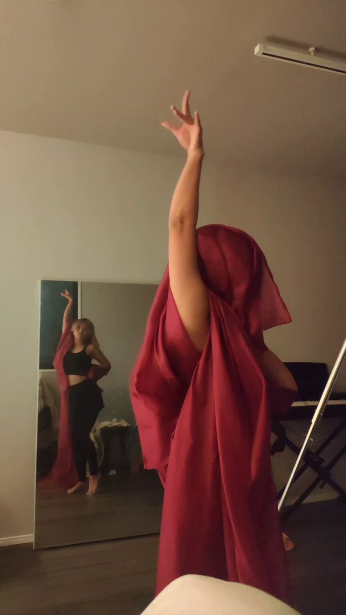 今入れなきゃいけない振りが3つくらいあってすごいんですよ👏👏👏