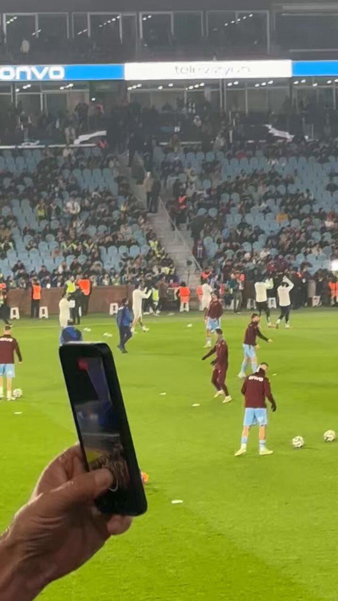 beşiktaşlı topçular kendi taraftarı var diye bizim bulunduğumuz tribüne gidip taraftarımızı alkışladı… tineri çekip gelmişler ajajwıwı