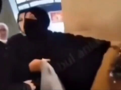 EUROPA: MUJER MUSULMANA EXIGE QUE SE SAQUE EL ARBOLITO DE NAVIDAD DE UN LUGAR PÚBLICO POR SER "HARAM" 🚨