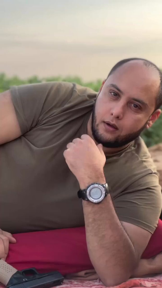 يودعنا ويوصينا كأنه يشعر باقتراب الرحيل .. كلماته لم تكن عادية .. تلامس الروح قبل القلب كأنها وصية مودع ونبض قلب يسلم أمانته 💔