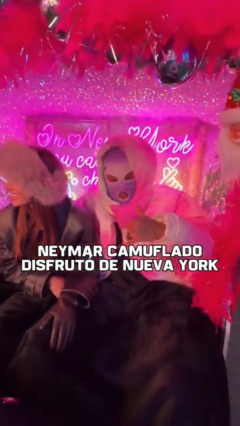 ¡NEYMAR CAMUFLADO EN NUEVA YORK! Vestido para que no lo reconozcan, el astro brasileño pudo disfrutar del espíritu navideño de Times Square.