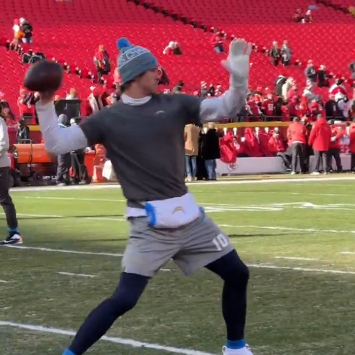 QB1 loading ..... 1 rt = 2 votes #probowlvote + justin herbert