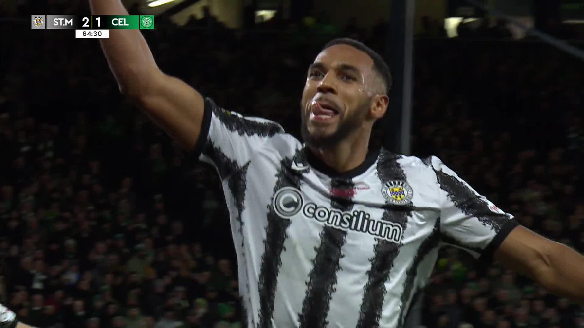 "WHAT A MOMENT FOR THE BUDDIES!" 🏁 Jonah Ayunga with a great header to restore St Mirren FC's lead against Celtic in the #PremierSportsCup final 😱 SPFL